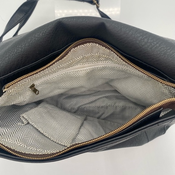 Black leather fold over shoulder bag with crossbody strap - Picture 8 of 9